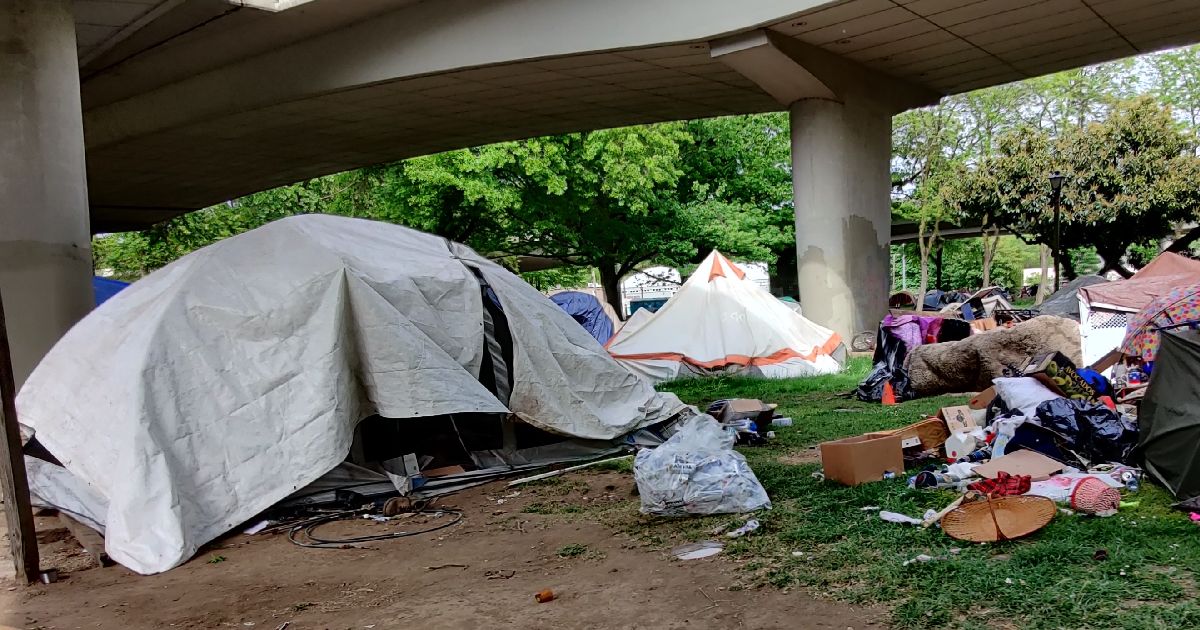 Trump Signs Executive Order Targeting Homelessness Crisis - TFPP Wire